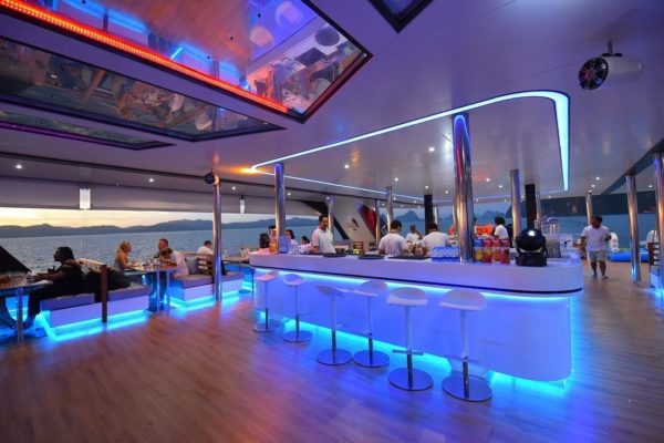 Party Yacht